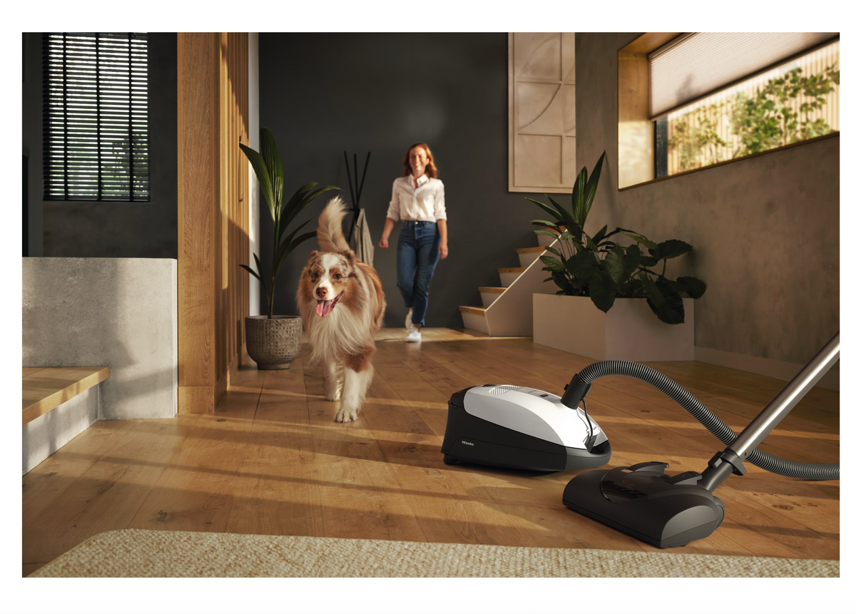 مكنسة كهربائية Miele Classic C1 للقطط والكلاب باورلاين - لون أبيض لوتس